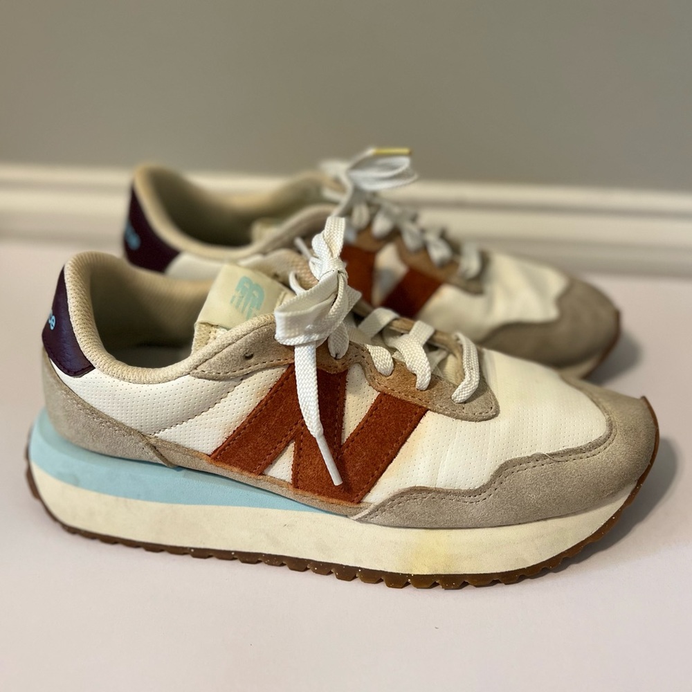 Women’s New Balance lifestyle sneakers